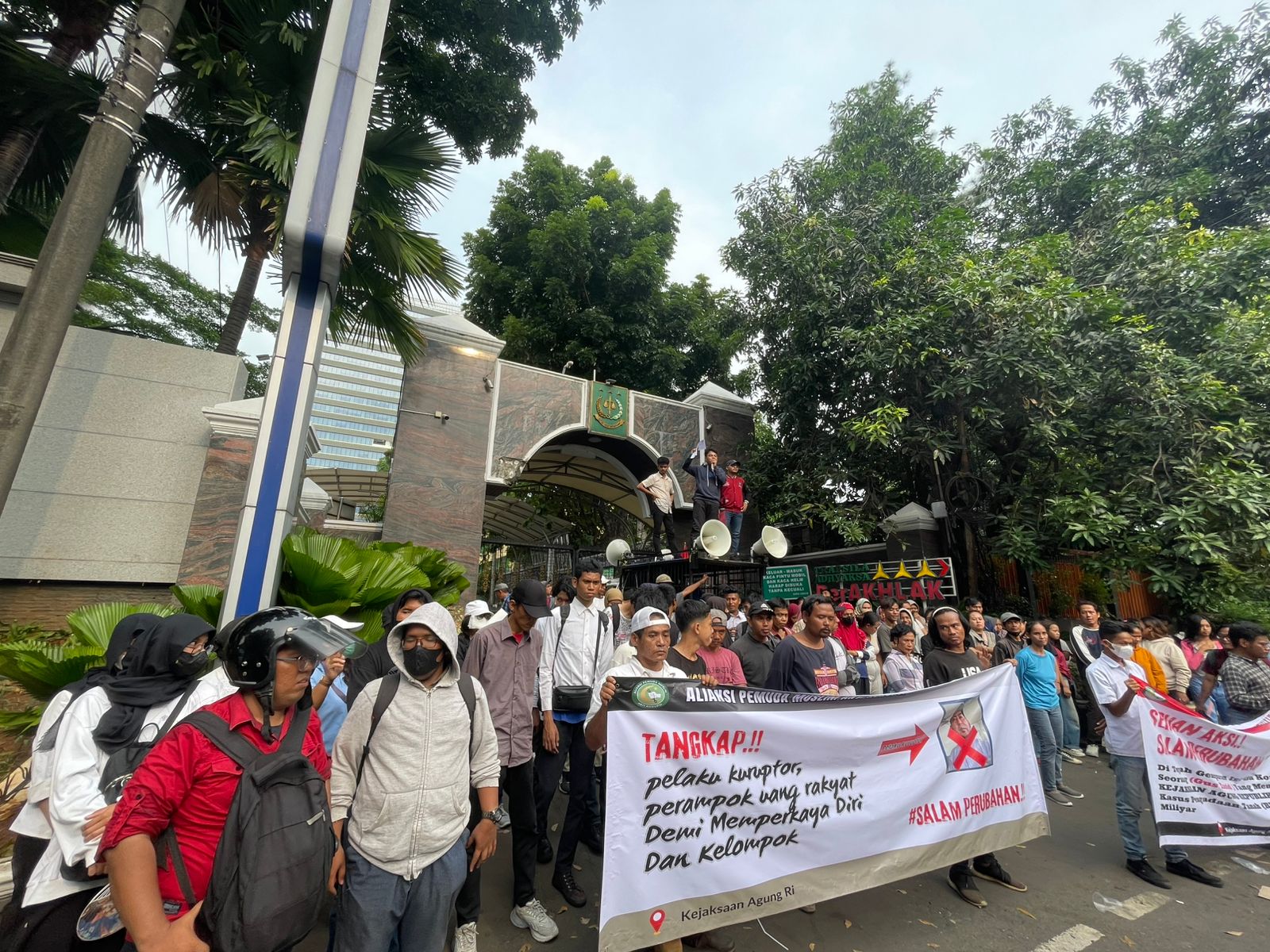 Dugaan Korupsi Gus Yazid: Dua Aksi Massa Mendesak KPK dan Kejagung Tangkap Pelaku